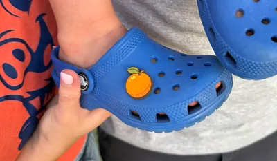 Shoe charm modeled on a shoe