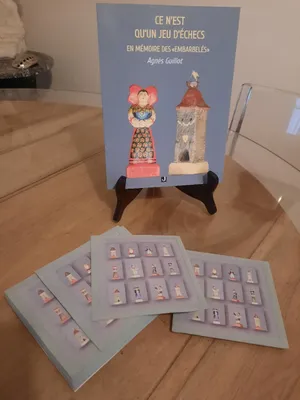 Lors de Salons du livre je prsente mon dernier ouvrage qui prsente un jeu dchec cre par mon pre pendant sa captivit dans les annes 1940 et  lissue du salon je me sers de ces serviettes reprsentant les pices de ce jeu pour un pot trs apprci